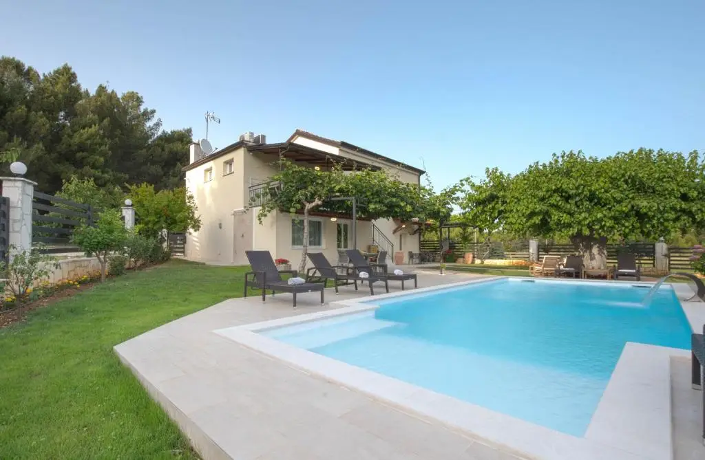 Kuća s bazenom i vrtom u prirodi