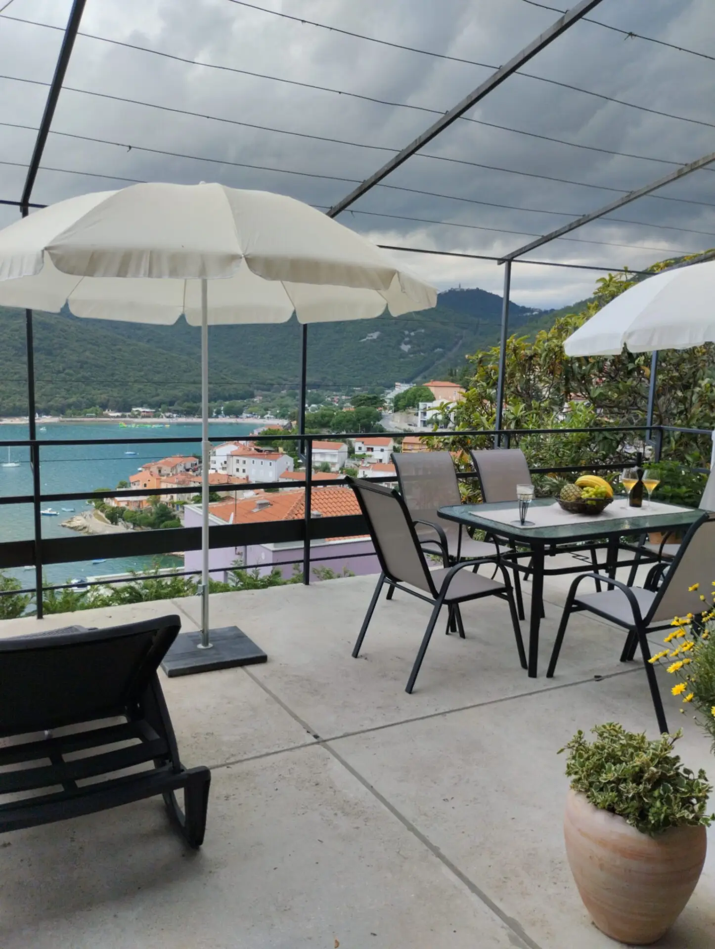 Terasa s pogledom na more i planine