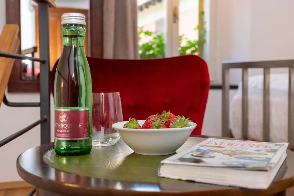 Tisch mit Wasserflasche, Erdbeeren und Magazin
