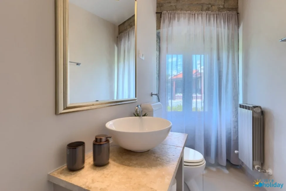 Modern bathroom with vessel sink and large mirror.